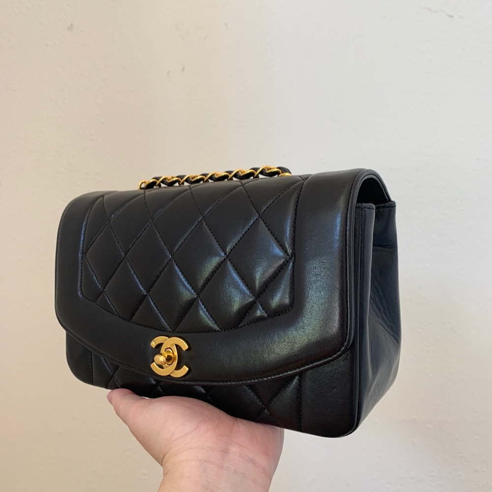 ❌RESERVED❌ Chanel Small black lambskin Diana - Picture 3 of 12
